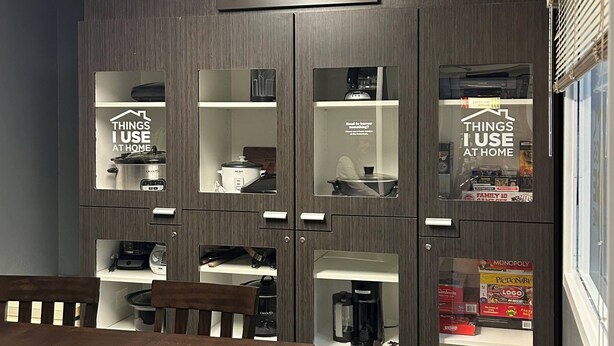 Een kamer van MainStay Suites by Choice Hotels met een keuken, inclusief apparatuur en opslagkasten.