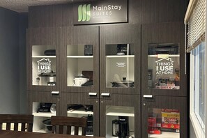 MainStay Suites -hotellin huone, joka kuuluu Choice Hotels -ketjuun, ja jossa on keittiö, mukaan lukien keittiökalusteet ja säilytystilat.