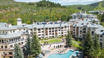 Alberca techada, alberca al aire libre y camastros