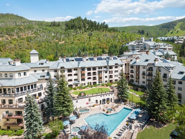 Indoor pool, outdoor pool, sun loungers - The Charter at Beaver Creek (Avon)