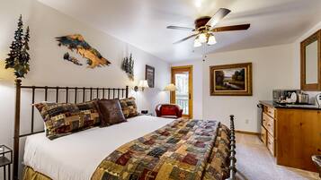 Habitación (Studio, 1 King Bed) | Tabla de planchar con plancha, wifi gratis y ropa de cama