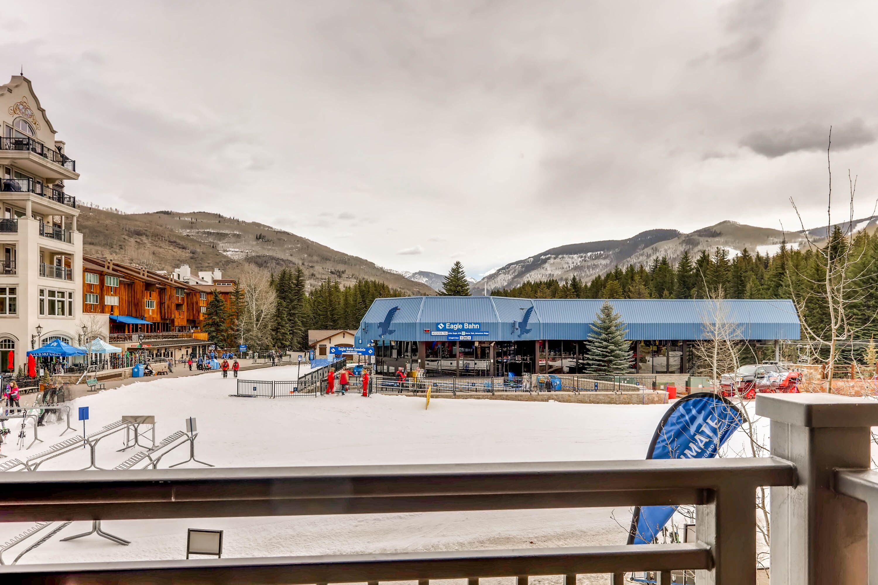 Une station de ski avec un grand bâtiment bleu portant l’inscription « Eagle Bahn ».