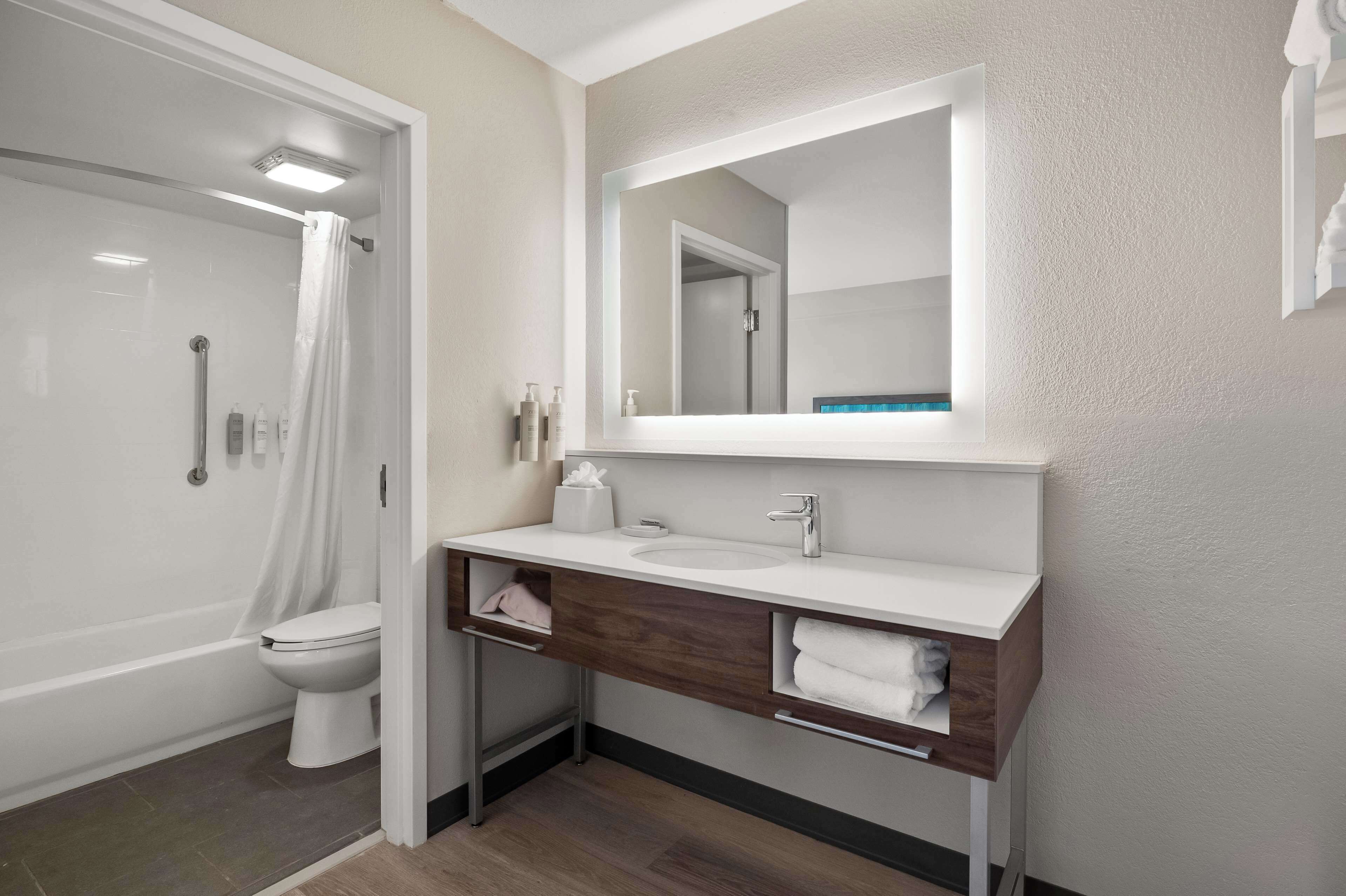 Estudio, 2 camas Queen size, refrigerador y microondas (Wet bar) | Baño | Amenidades de baño gratuitas, secadora de cabello, toallas 