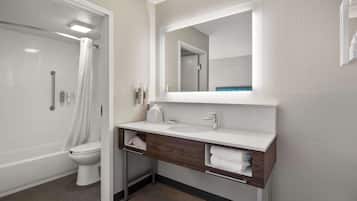 Estudio, 2 camas Queen size, refrigerador y microondas (Wet bar) | Baño | Amenidades de baño gratuitas, secadora de cabello, toallas