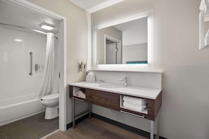 Studio, 2 keskisuurta parisänkyä, jääkaappi ja mikroaaltouuni (Wet bar) | Kylpyhuone | Ilmaiset hygieniatuotteet, hiustenkuivaaja, pyyhkeet