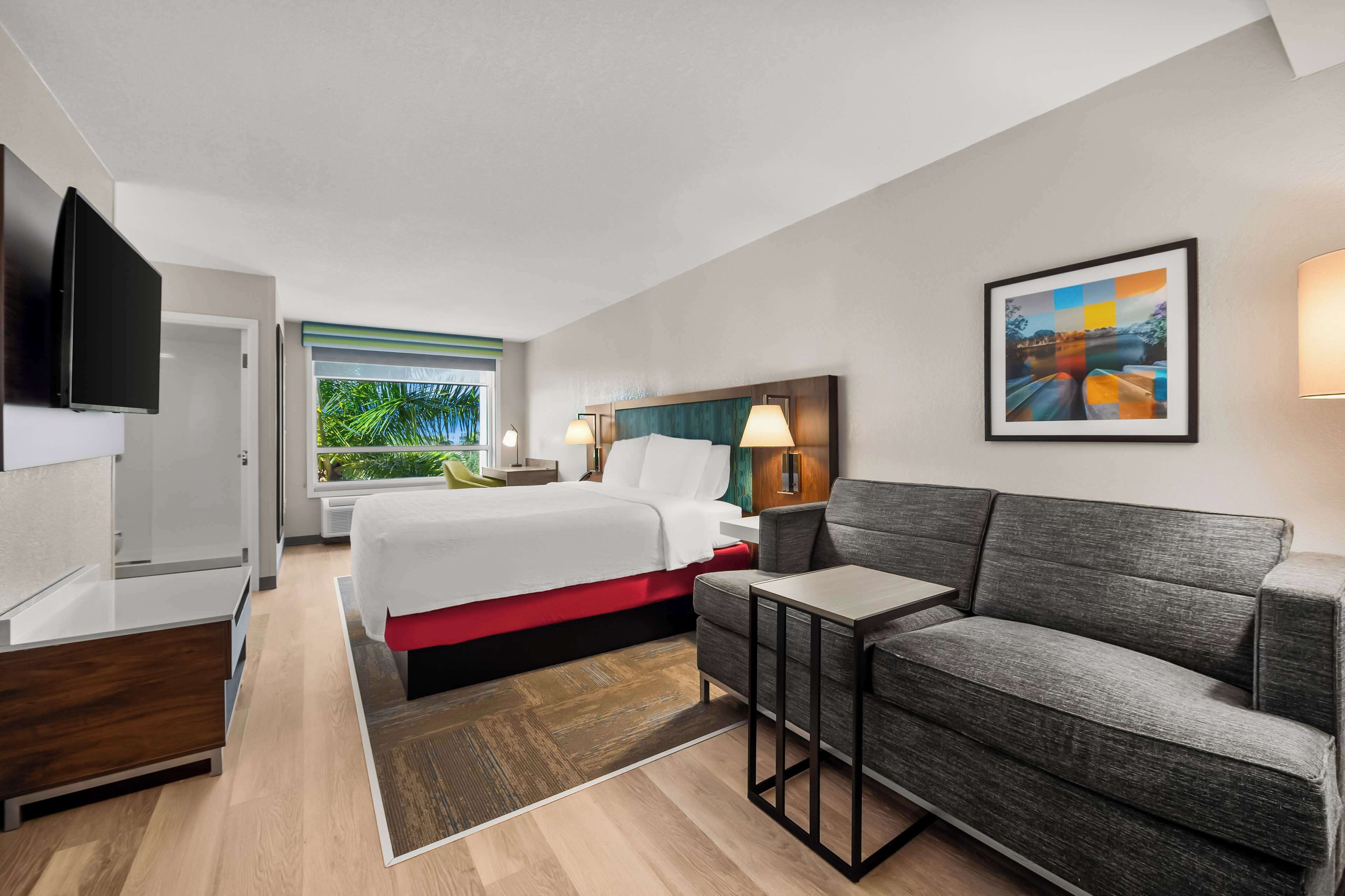 Kamar, 1 Tempat Tidur King dengan tempat tidur Sofa, lemari es & microwave | Area keluarga | Televisi plasma 37-inci dengan saluran TV kabel dan TV