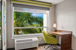 Escritorio, cortinas blackout y tabla de planchar con plancha 