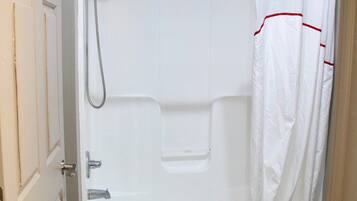 Ein Badezimmer mit einer Badewanne, einer Dusche und einem WC.