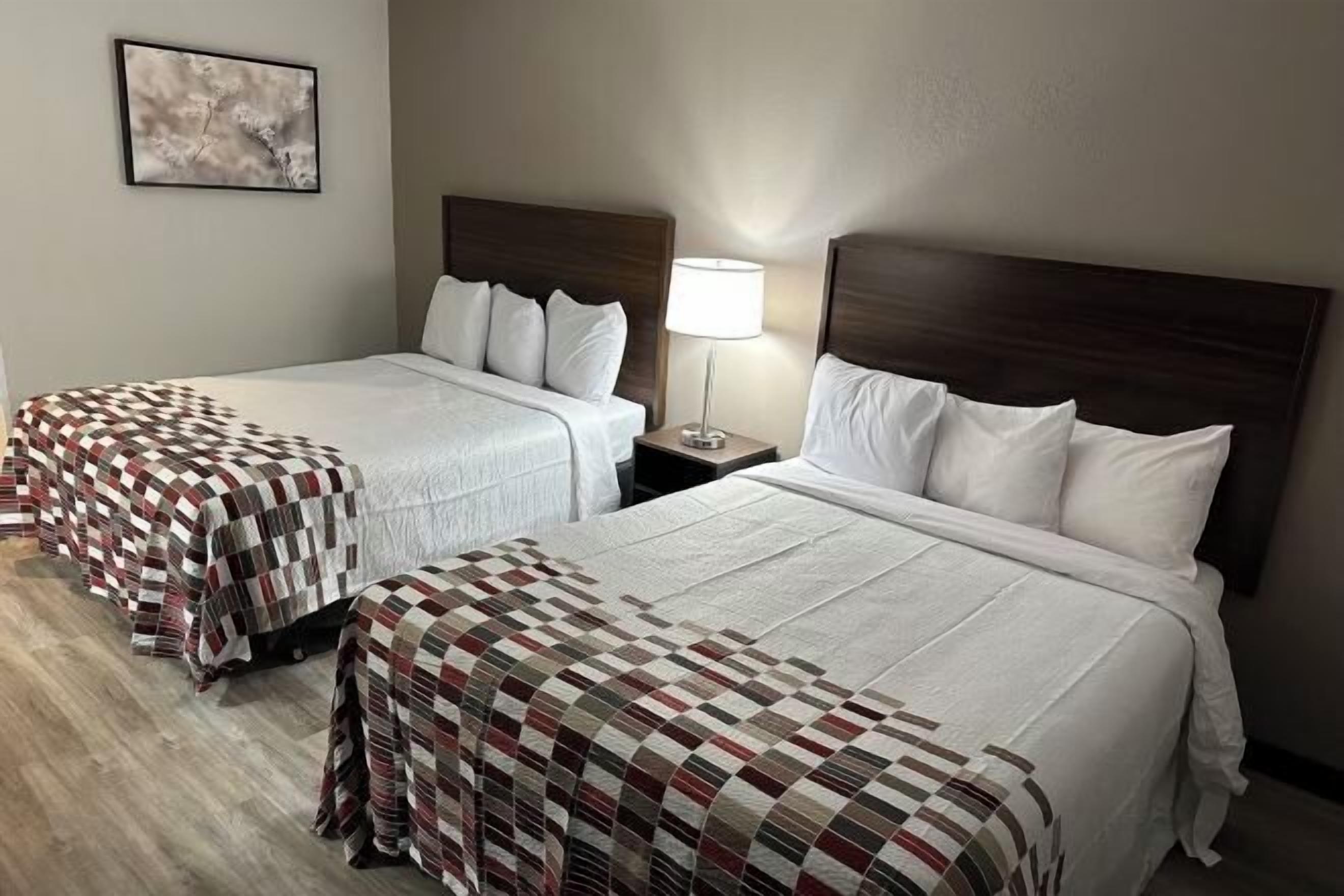 고급 침구, 책상, 노트북 작업 공간, 암막 커튼