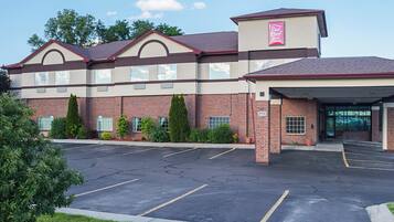 A Red Roof Inn with a parking lot and a brick facade.