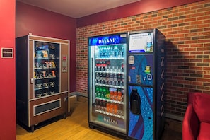 Máquina expendedora con diversos aperitivos y bebidas, y dispensador de agua con contador digital de calorías.