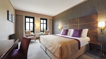 Schreibtisch, Verdunkelungsvorhänge, Bügeleisen/Bügelbrett