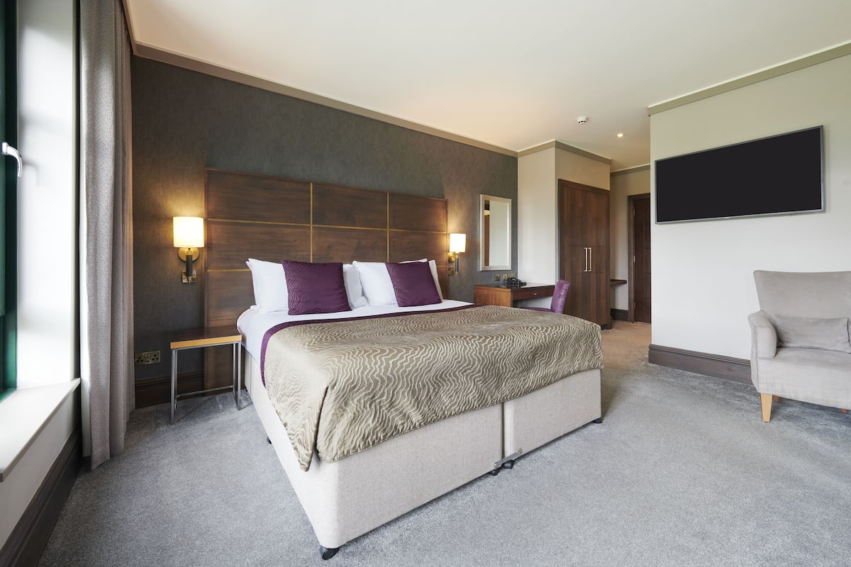 Classic Double Room with Balcony | 1 bedroom, desk, blackout curtains, iron/ironing board