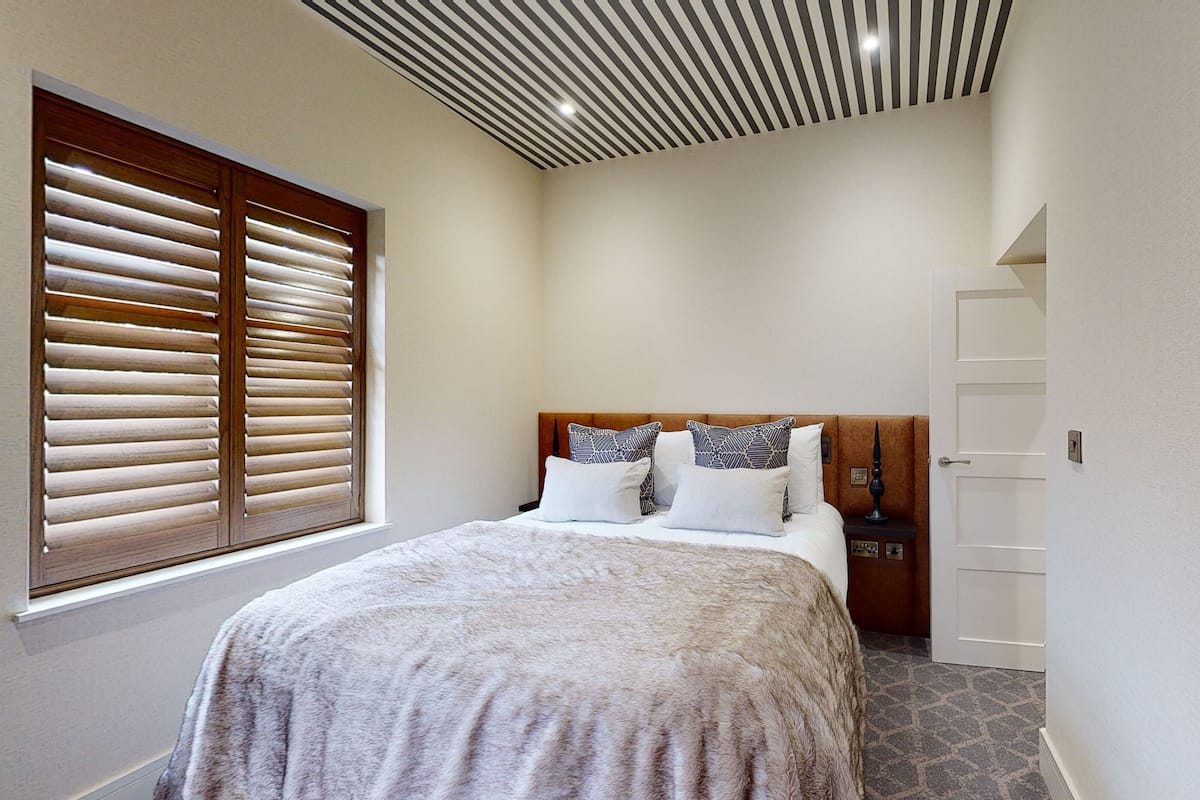 Luxury Cottage | 1 bedroom, desk, blackout curtains, iron/ironing board