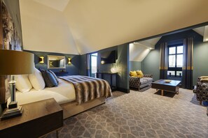 Junior Suite, 1 King Bed, Garden View