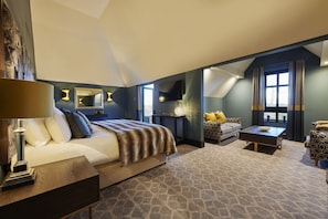 Junior Suite, 1 King Bed, Garden View | Desk, blackout curtains, iron/ironing board, free WiFi