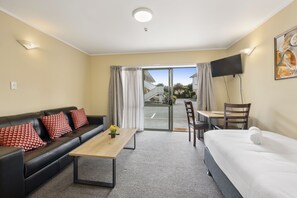 標準套房, 1 間臥室 | 起居區 | 電視