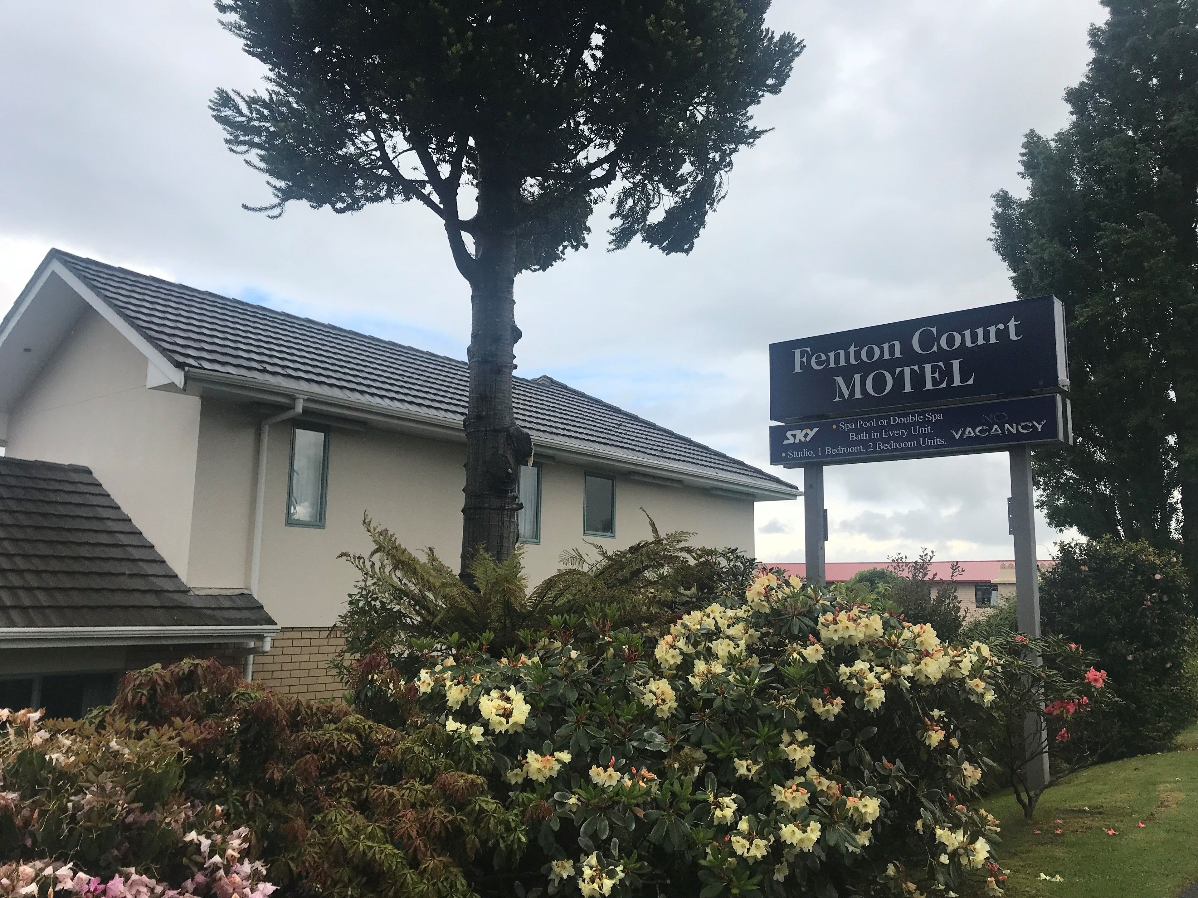 A sign for Fenton Court Motel with a description of room types and amenities.
