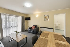 Standard-Suite, 2 Schlafzimmer | Wohnbereich | Fernseher