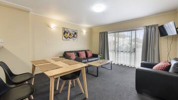 Suite Standard, 2 chambres | Coin séjour | Télévision