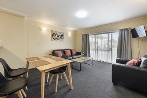 標準套房, 2 間臥室 | 起居區 | 電視