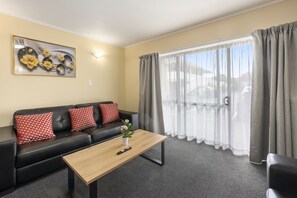 Suite Standard, 2 chambres | Aire de séjour | Téléviseur