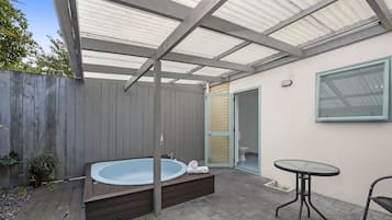 Standard Downstairs Studio | Deep-soaking bathtub