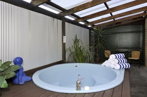 客房內保險箱、免費無線上網、床單