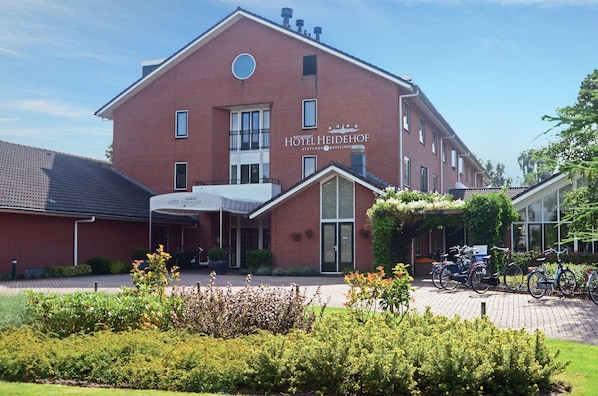 A red brick hotel with a sign reading "Hotel Heidehof."