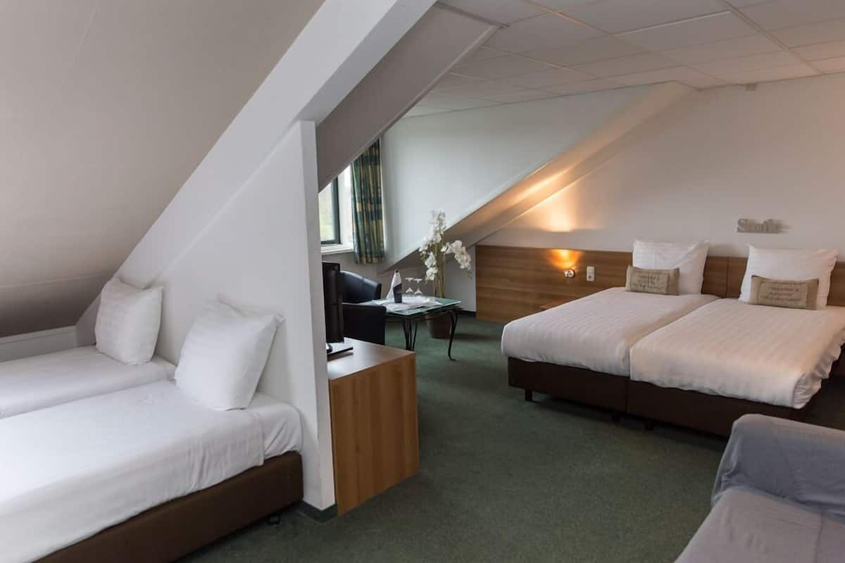 Cunas, camas extra, wifi gratis y ropa de cama 