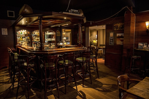 2 bars/lounges