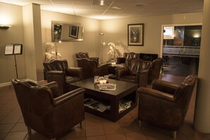 2 bars/lounges