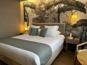 Deluxe Room, 1 King Bed, Non Smoking | Premium bedding, pillowtop beds, minibar, in-room safe