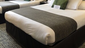 ファミリ ー ルーム ベッド (複数台) 禁煙 | 高級寝具、ピロートップベッド、セーフティボックス (室内)、デスク