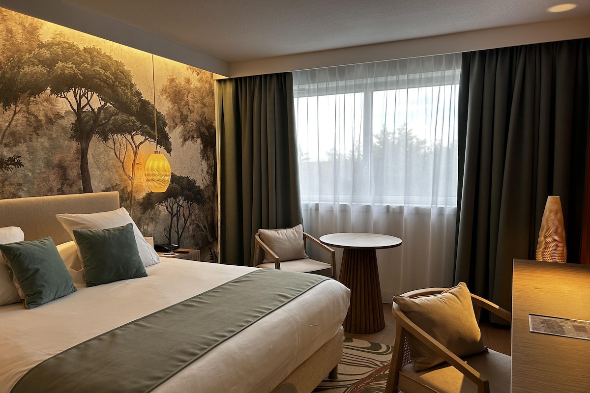 Premium bedding, pillowtop beds, in-room safe, desk