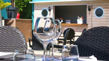 Bar en bord de piscine