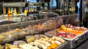 朝食 (ビュッフェ)、毎日提供 (有料)