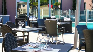 朝食、ランチ、ディナーに営業