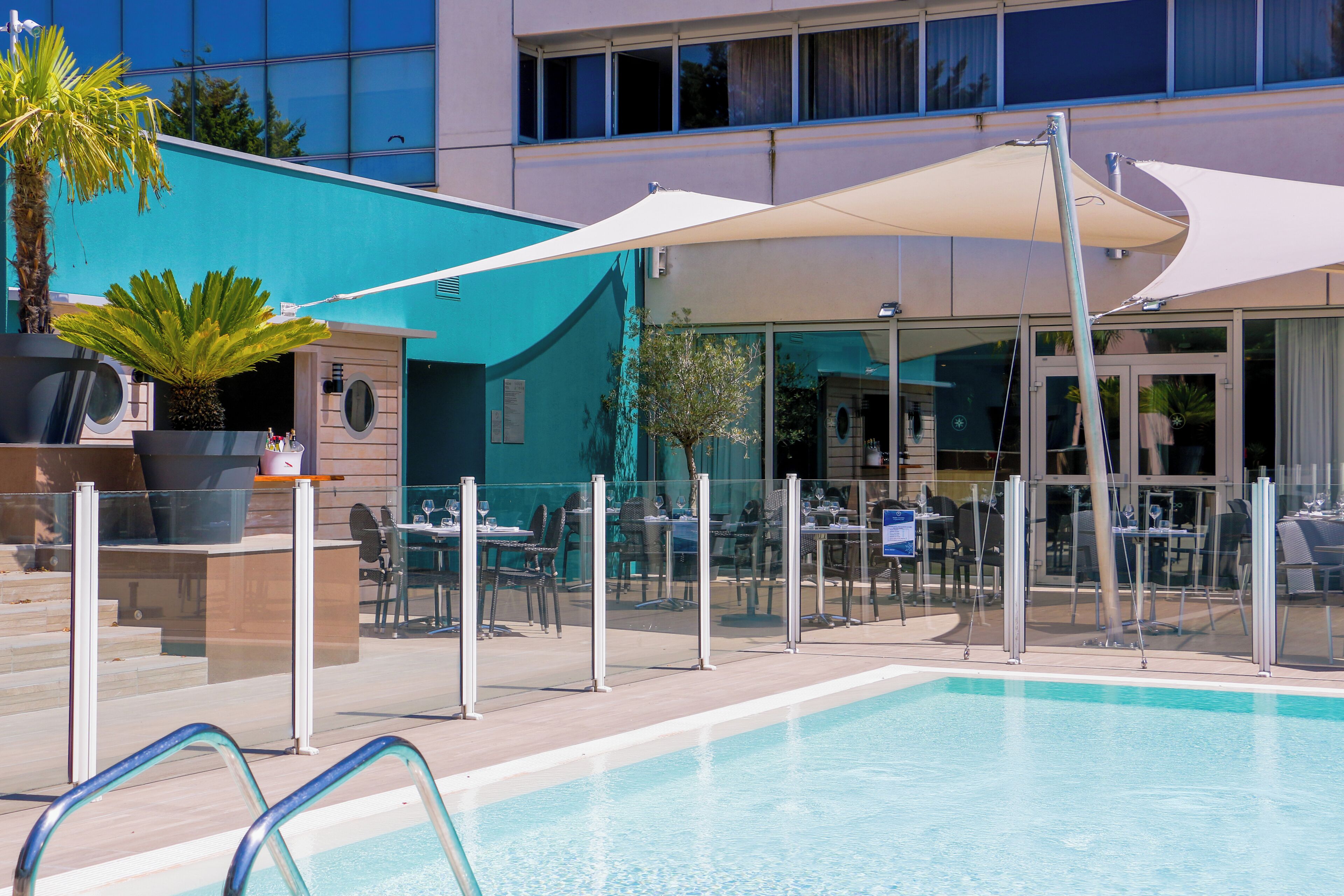 seasonal outdoor pool, pool loungers