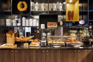 Se ofrece un desayuno bufé todos los días (por un coste adicional)