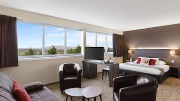 Junior Suite, Multiple Beds, Non Smoking (with Sofabed) | Premium bedding, pillowtop beds, minibar, in-room safe