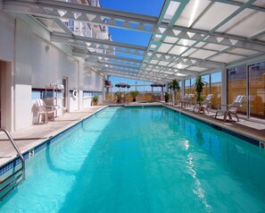 Una piscina cubierta, una piscina al aire libre