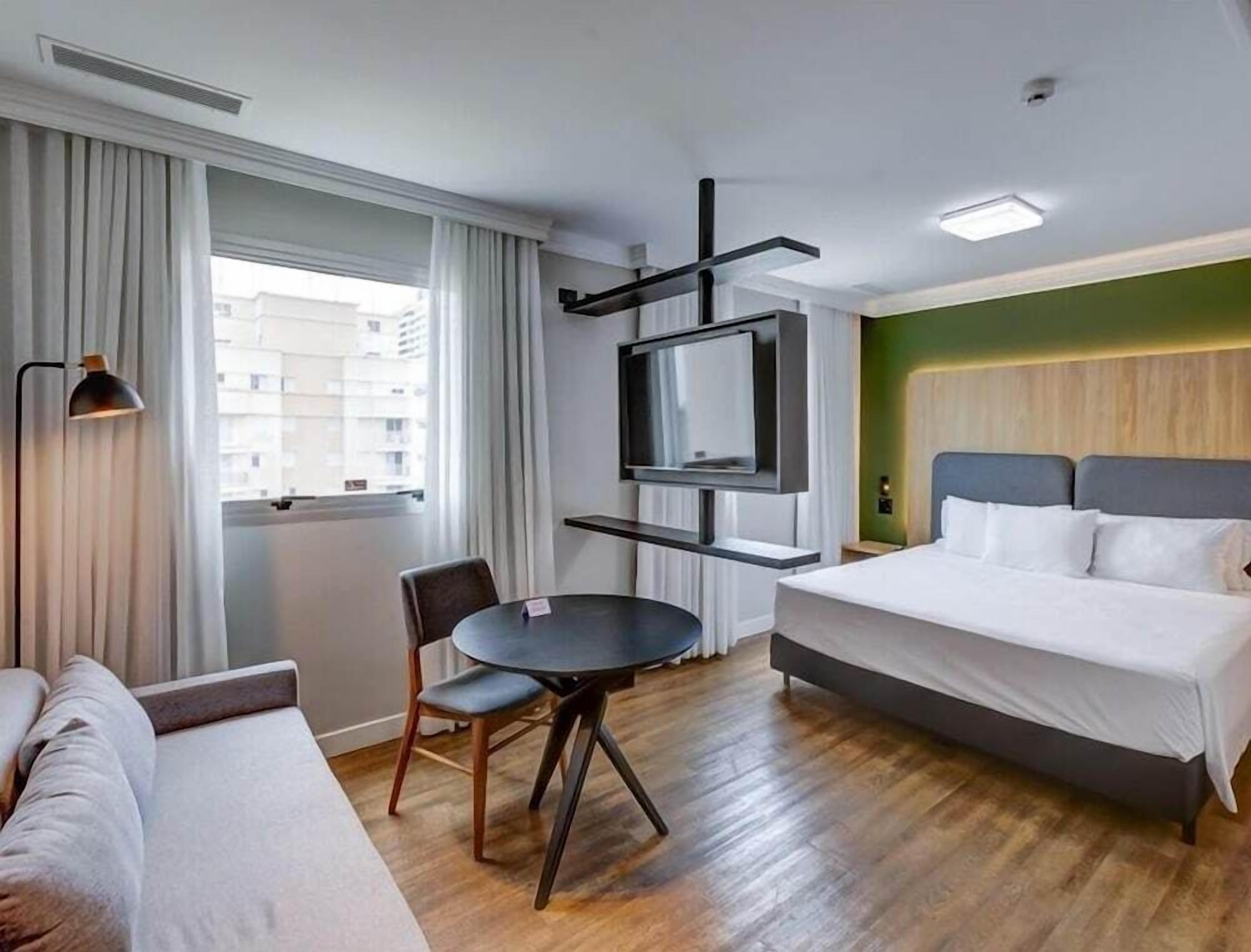 Minibar, coffres-forts dans les chambres, bureau
