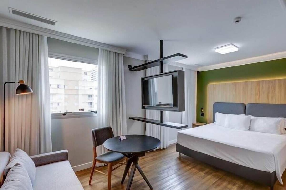 Minibar, coffres-forts dans les chambres, bureau