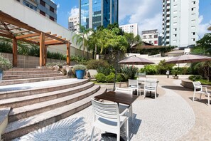 Una piscina al aire libre, tumbonas
