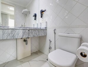 Svit Executive - 1 kingsize-säng | Badrum | Dusch, regndusch, gratis toalettartiklar och hårtork