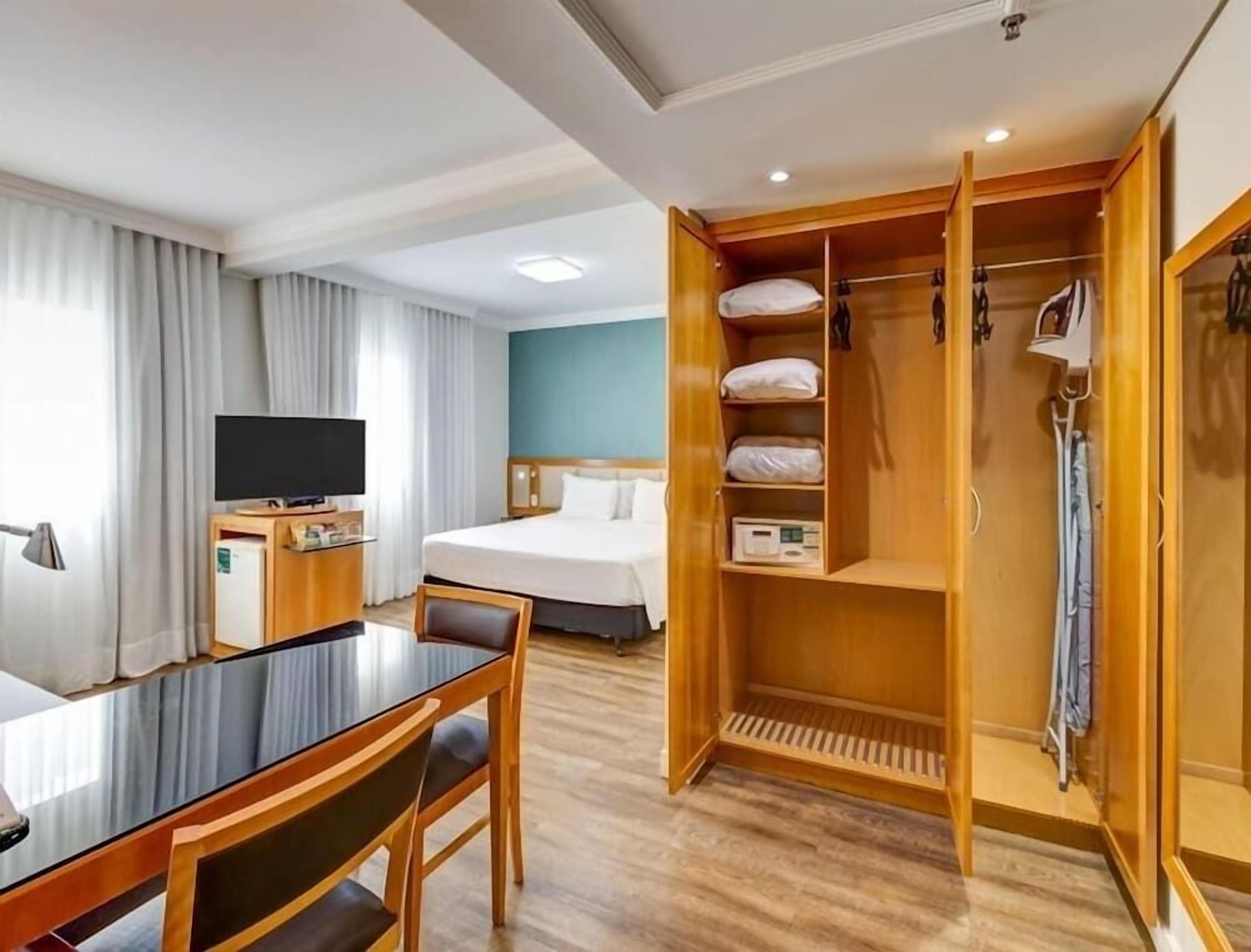 Minibar, coffres-forts dans les chambres, bureau
