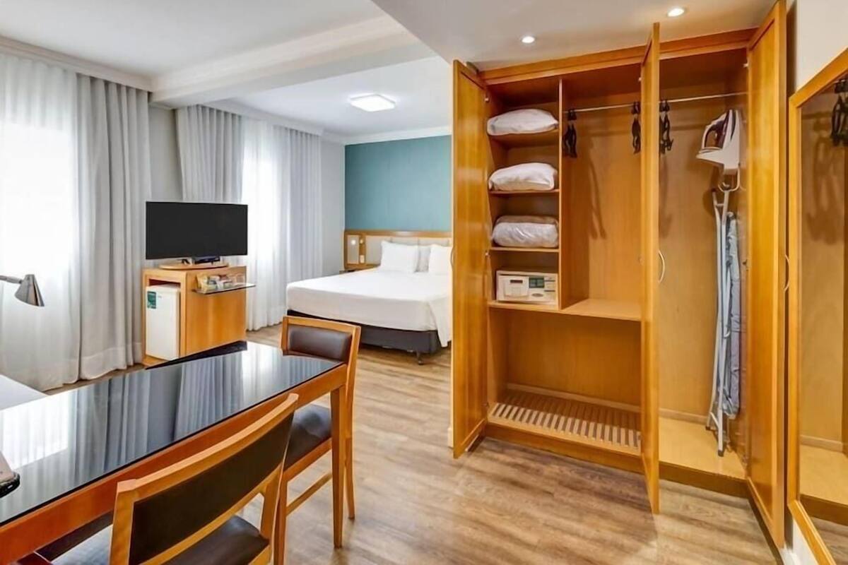 Minibar, coffres-forts dans les chambres, bureau
