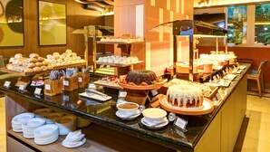 Un bufé con diferentes opciones de comida y una estación de café.