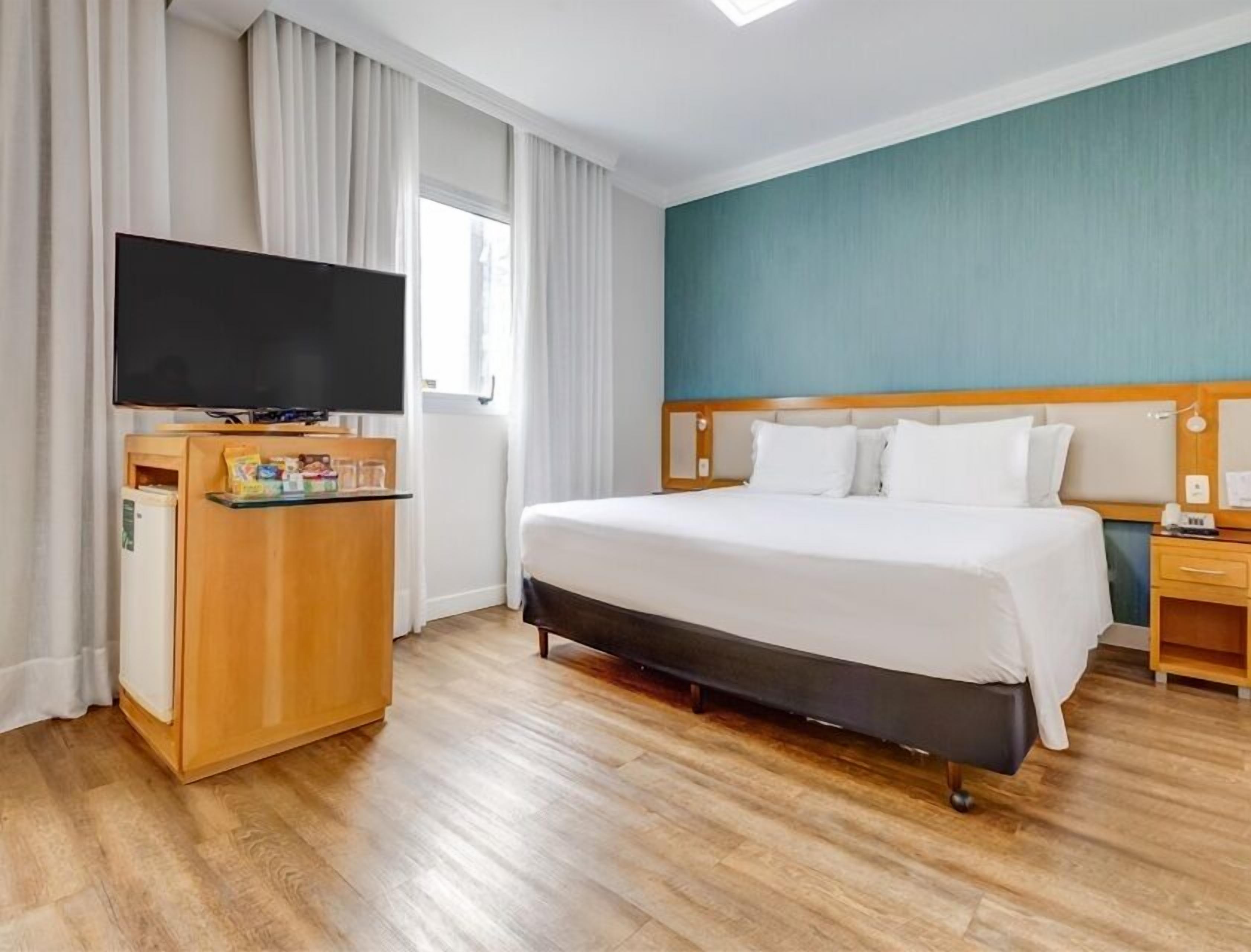 Executive Suite, 1 King Bed | Minibar, in-room safe, desk, laptop workspace